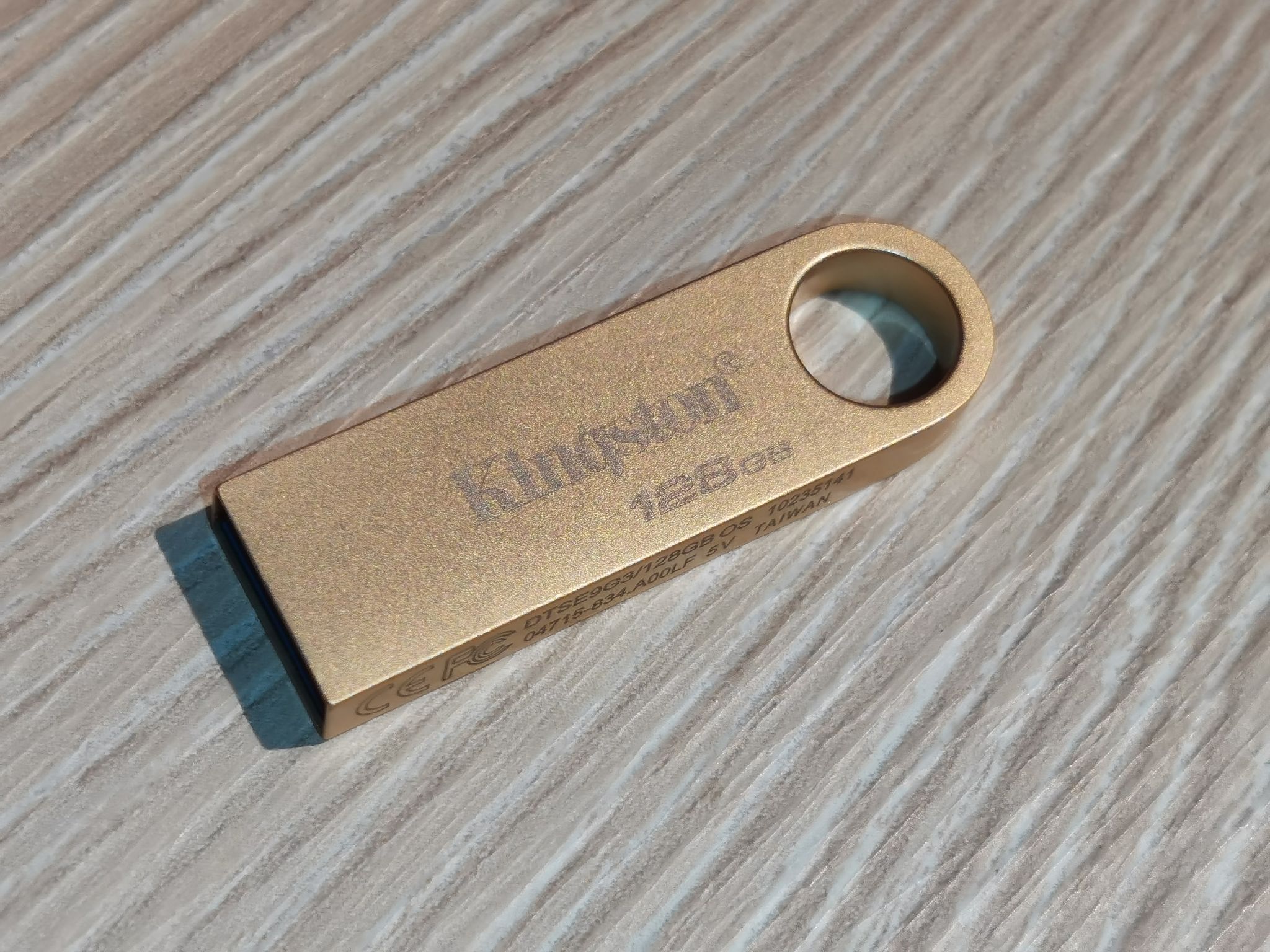 128GB USB3.2 Flash Drive Kingston DataTraveler SE9 G3 (DTSE9G3/128GB), Gold, Metal Case, Key Ring ( (R/W:220/100MB/s)